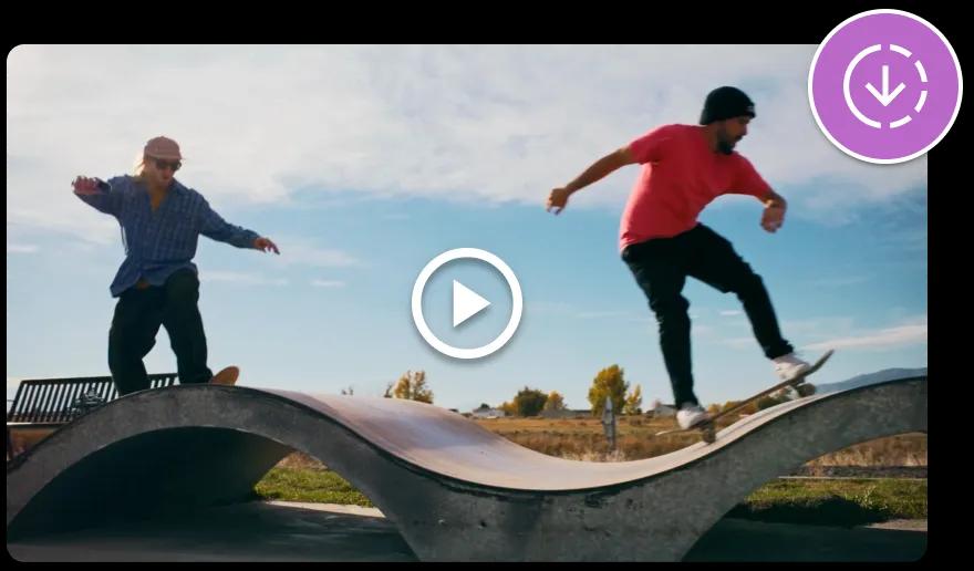 Video s tlačítkem přehrávání uprostřed. Náhled videa zobrazuje dva muže na skateboardech na rampě venku.